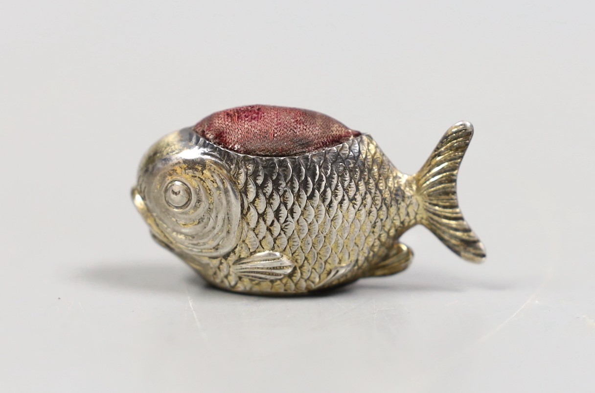 An Edwardian novelty silver mounted pin cushion, modelled as a fish, Sampson Mordan & Co, Chester, 1908, 42mm.